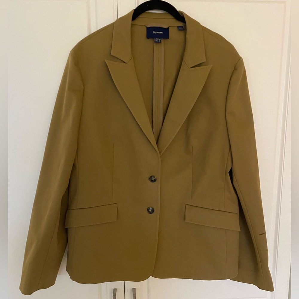 Faconnable Unisex Caramel Blazer; women’s size 16/ euro 48; made in Portugal